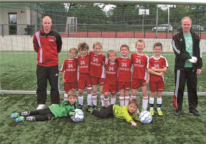 Die F2-Junioren mit den Trainern Andre und Philipp Ludwig. privat