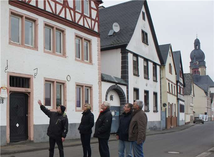 Die FBG wird durch Ortschronist Willi Gabrich (ganz l.) informiert: (v.l.) Beate Gniffke Koch, Manfred Gniffke, Werner Bastian und Walter Baum. Ganz rechts erkennt man das neu zu bebauende Grundstück. privat