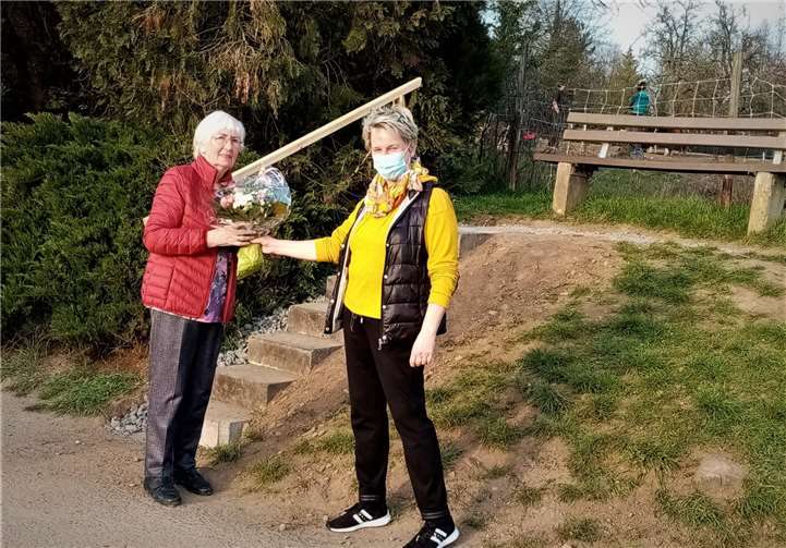 Die FBL dankte der Eigentümerin Frau Jüssen mit einem Blumenstrauß. Foto: privat