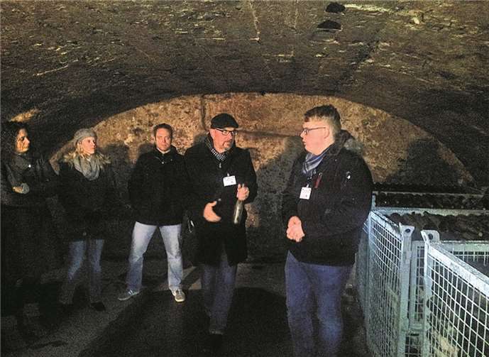 Die FC Burgen-Reisegruppe in der „Traben-Trabacher Unterwelt“.privat