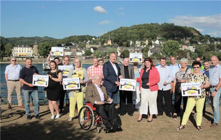 Die FDP-Bundestagsabgeordnete Sandra Weeser besuchte das Rheinufer bei Linz und Kripp, um auf die Notwendigkeit einer Rheinquerung zwischen den beiden Kreisen erneut hinzuweisen.Quelle: FDP-Kreisverband Neuwied