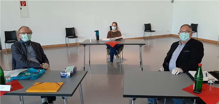 Die FDP-Fraktion nahm mit Mundschutz und Einmalhandschuhen und unter Einhaltung des Abstandsgebotes an der Sitzung teil. Foto: privat