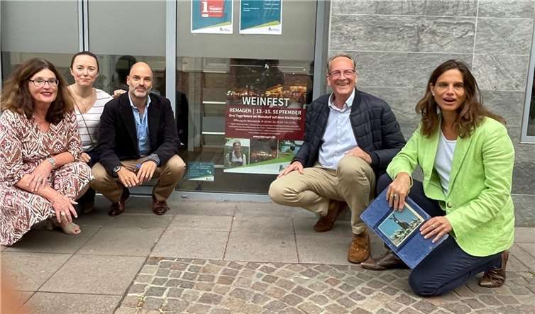 Die FDP-Kommunalpolitiker vor der Tourist-Info der Stadt Remagen (v. l.): Brigitte Schmickler, Oxana Iose, Tim Zieger, Jens Huhn und Christina Steinhausen regen an, den Shuttle-Fahrplan zum Weinfest zu überarbeiten. Foto: Luisa Steinhausen
