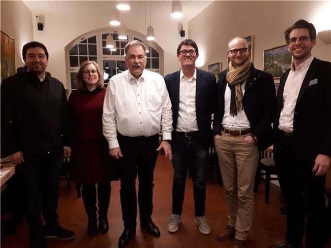 Die FDP Maifeld bei ihrer Gründungsveranstaltung der Ochtendunger Liste im Alten Bahnhof im März 2024. V. l. n. r.: Deniz Türköz, Sophia Eder, Thomas Vogler, Christian Schnack, Roman Ulmer und Daniel Eberz-Eder. Foto: privat