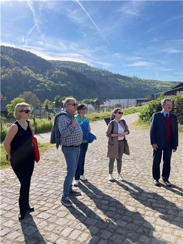 Die FDP-Politiker Hermann Otto Solms und Carina Konrad haben sich in Traben-Trarbach über die Auswirkungen des Klimawandels auf Weinbau und Tourismus informiert. Foto: Coralie Brandt