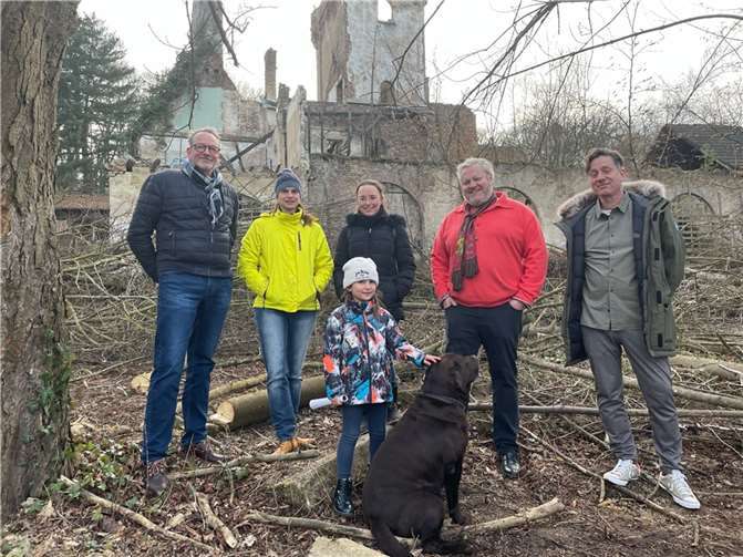 Die FDP-Stadtratsfraktion sowie einige Vorstandsmitglieder der FDP-Remagen ließen sich von Frank Asbeck an der von ihm ersteigerten Waldburg seine Pläne erläutern. Sein Hund Duke fühlt sich auf dem Gelände bereits wohl.  Quelle: FDP-Fraktion im Stadtrat Remagen