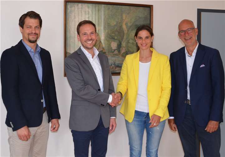 Die FDP-Stadtratsmitglieder Jürgen Preuß (r.) und Christina Steinhausen besprachen beim Antrittsbesuch ihrer Fraktion Probleme, Projekte und Perspektiven Remagens mit Bürgermeister Björn Ingendahl (2. v. l.) und Büroleiter Matthias Geusen. Das Kunstwerk, vor dem sie stehen, zeigt kartographisch die Stadt Remagen im ausgehenden 18. Jahrhundert. Es befindet sich im Besitz des Landes Rheinland-Pfalz. Da Oberwinter Ende des 18. Jahrhunderts noch nicht zur Römerstadt gehörte, befindet sich das Dorf zum Bedauern Jürgen Preuß nicht auf der Karte.