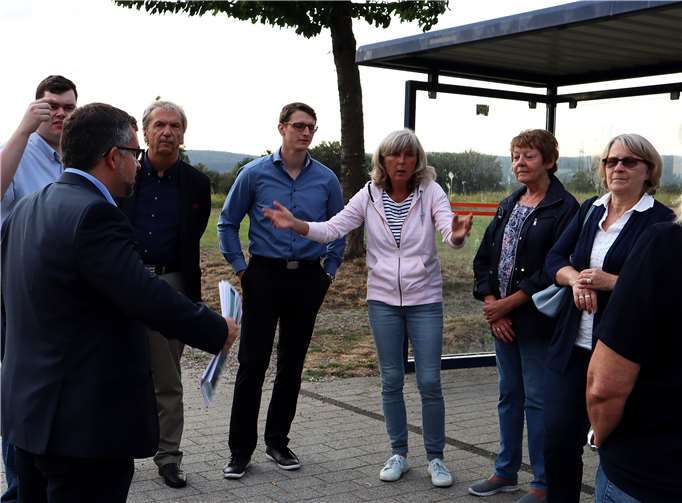 Die FDP-Vertreter Dennis Mohr, Andreas Büsch, Dietrich G. Rühle und Christian Hess (v.l.n.r.) im lebhaften Gespräch mit Bürgern des Heddesdorfer Bergs.FDP Neuwied