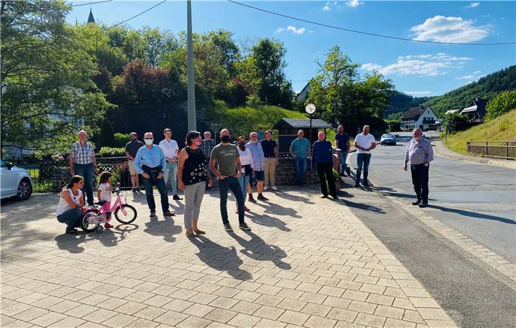 Die FDP-Vertreter Marco Weber (2. von rechts), Christina Steinhausen (links), Ulrike Nett (8. von rechts) und Ulrich van Bebber (4. von rechts) machten sich auf Einladung von Udo Stratmann (7. von rechts) und Ortsbürgermeister Robert Reuter (2. von links) vor Ort ein Bild zum Straßenzustand in Dümpelfeld. Foto: privat
