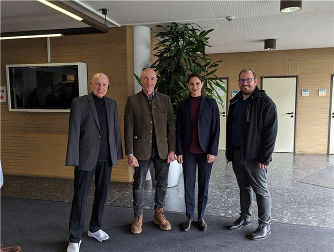 Die FDP-Vertreter Ulrich van Bebber (von links nach rechts), Dominik Graf von Spee, David Jacobs sowie die Kreisbeigeordnete Christina Steinhausen nahmen an der Kreistagssitzung teil, in der über den Haushalt 2023 diskutiert wurde. Foto: privat