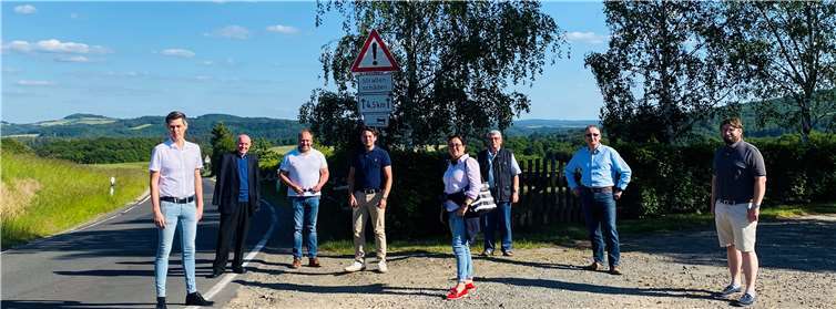 Die FDP-Vertreter aus dem Kreis und der Verbandsgemeinde Adenau hoffen zusammen mit Robert Müller auf baldige Sanierung der L 74. Foto: privat