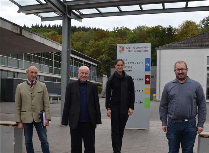 Die FDP-Vertreter im Kreistag Ahrweiler begrüßen die Coronavorsorge an den kreiseigenen Schulen (hier vor dem Are-Gymnasium).Quelle: FDP Kreis Ahrweiler