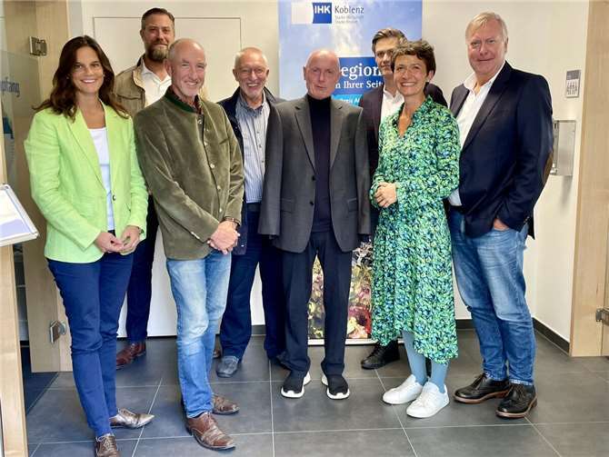 Die FDP-Vertreter im Kreistag und im Kreisvorstand tauschen sich mit der IHK-Regionalgeschäftsführerin Andrea Stenz (2. von rechts) aus. Foto: Ann-Katrin Wohde