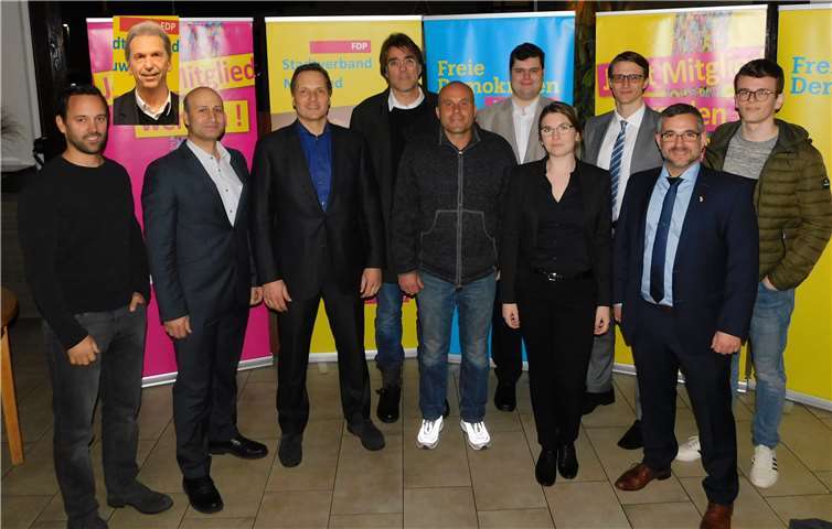 Die FDP der Stadt Neuwied zeigt sich gut aufgestellt (v.l.n.r.): René Reinhardt, Dr. Elias Al-Ghabra, Dr. Kai Rinklake, Thomas Breuer, Oliver Spielmann, Andreas Büsch, Katja Böcking, Christian Hess, Dennis Mohr, Noah Löwenstein; kleines Foto: Dietrich G. Rühle