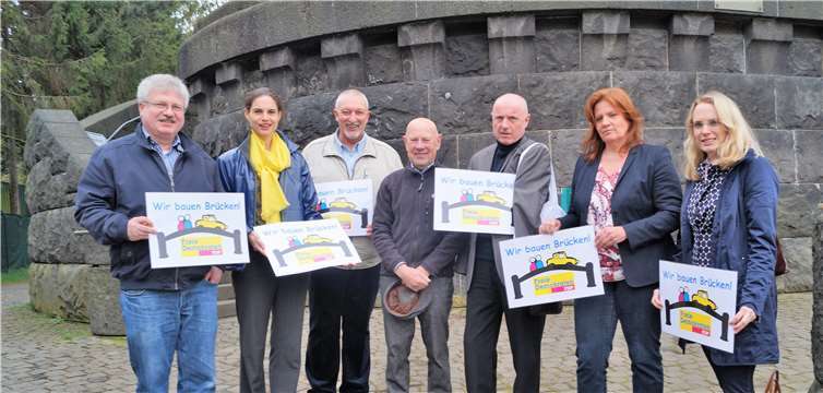 Die FDP ist sich einig: Eine neue Rheinquerung ist wichtig für das Zusammenwachsen der Region. Das Foto entstand am Remagener Friedensmuseum bei einer Führung durch Hans-Peter Kürten.privat