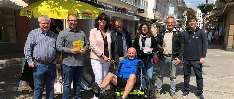 Die FDP sieht große Chancen, den Verkehr mit E-Scooter-Systemen für die Zukunft fit zu machen (von links): Ralf Kössendrup, David Jacobs, Alexandra Lieb, Matthias Bertram, Brigitte Schmickler, Sascha Jaeger, Julian Schmickler, und Ulrich van Bebber (vorne) auf einem elektrounterstützten Liegerad. Foto: privat