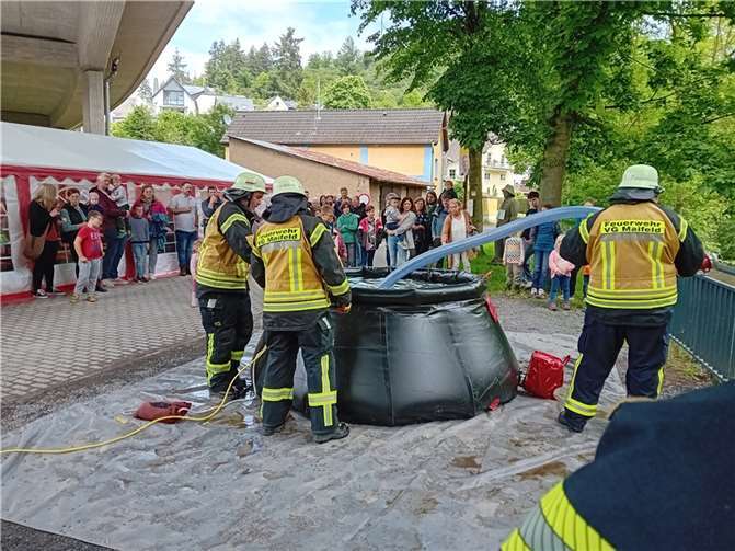 Die FFW Trimbs bei der Vorführung der neuen Hochwasserschutzpumpe „Chiemsee“