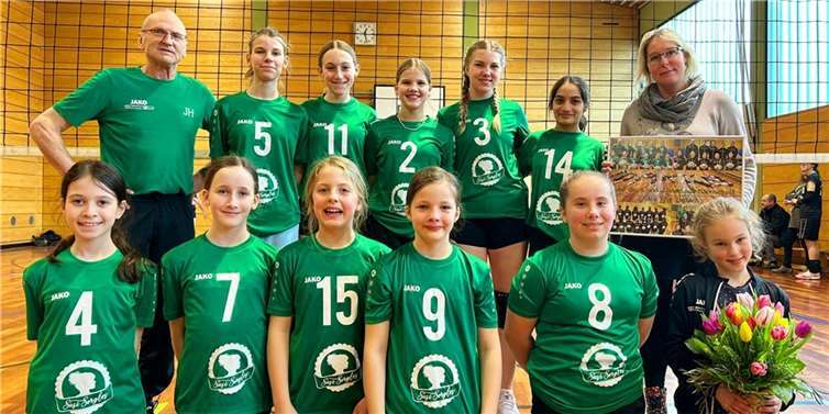 Die FSV-Mädels in neuen Trikots mit Trainer Josef Hunz, Susanne Huber und Tochter. Foto: FSV Dieblich