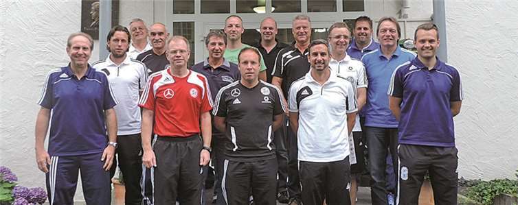 Die FVR-Referenten erprobten das neue „Vier gegen Vier“ bereits an der Sportschule Oberwerth.privat