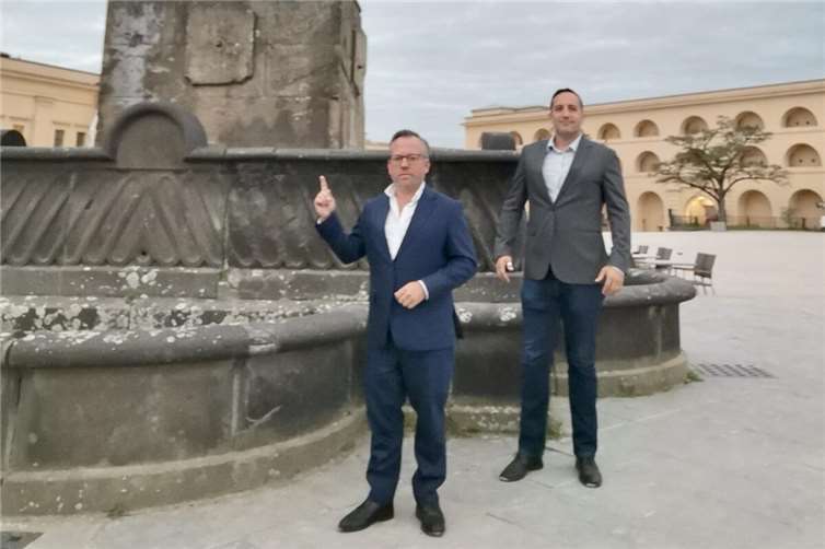 Bedeutenden kulturhistorischen Ort erhalten und würdigen Die FW-Landtagskandidaten Stephan Wefelscheid und Dennis Graf informieren sich vor Ort über den Zustand des Brunnens. Foto: Manfred Diehl