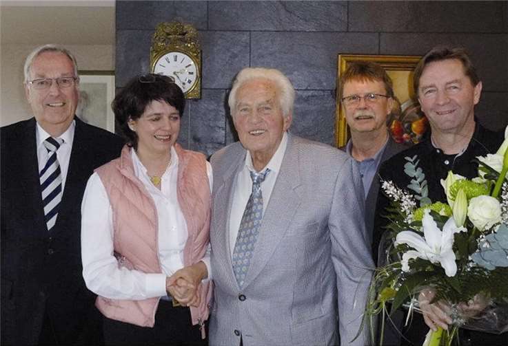Die FWG Andernach gratuliert Adolf Seelbach zum 90. Geburtstag (von li.): Franz Breil, Birgit Schröder, Adolf Seelbach, Benno Bach, Egon Schäfer. privat