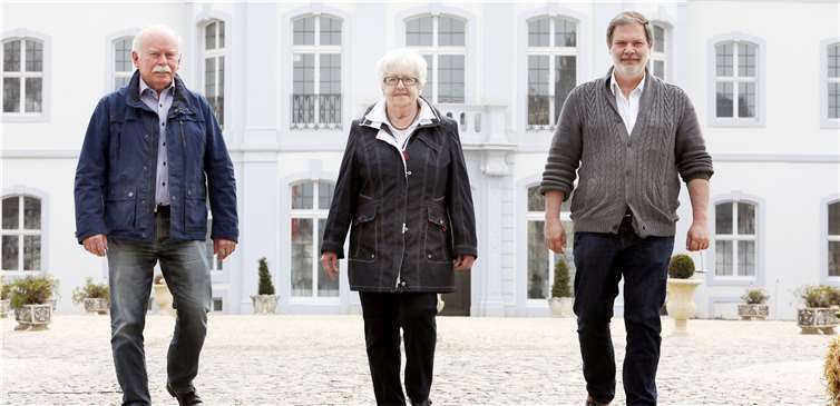 Die FWG-Kandidaten Adi Geil, Gertrud Geil und Peter Hofmann haben unter anderem die Parkplatzsituation an der Villa Musica im Blick. Foto: FWG Neuwied
