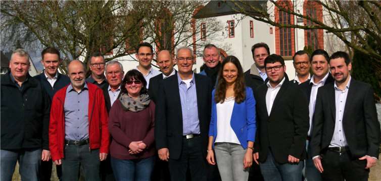 Die FWG-Kandidaten (v.li.): Frank Schemmer, Björn Bähner, Otmar Herzig, Markus Stein, Anton Zengler, Sabine Klöckner, Dennis Klöckner, Wilfried Münz, Ortsbürgermeisterkandidat Horst Klöckner, Helmut Klöckner, Laura Klöckner, Tino Zengler, Andre Klöckner, Jochen Gräve, Dennis Stein und Michael Herzig.Foto: privat