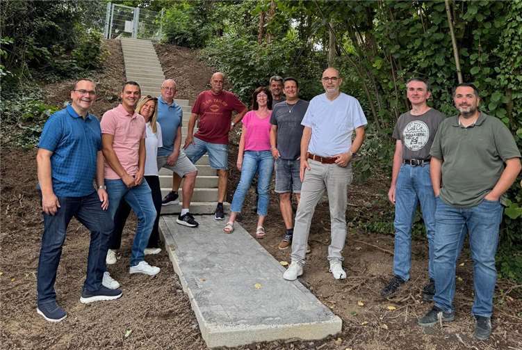 FWG Kettig: Neue Treppe zur Schulwiese für die Kinder der Grundschule Die FWG Kettig an der neuen Treppe. Foto: FWG Kettig