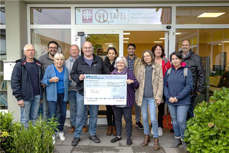 Die FWG Maifeld bei der Übergabe der Spende an die Tafel-Helfer.  Foto: privat