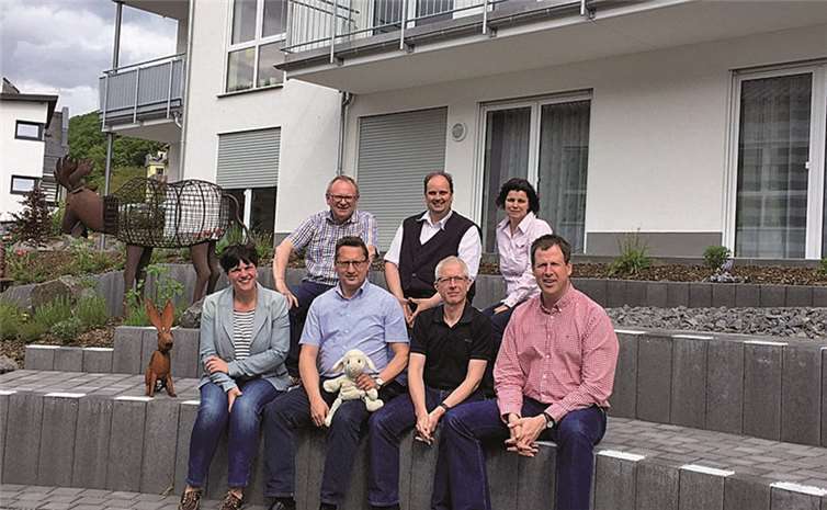 Die FWG Maifeld informiert sich über das Wohnkonzept in der Villa Ausonius. FWG Maifeld