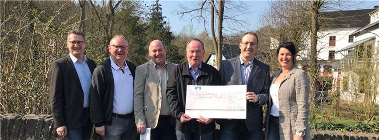 Die FWG Maifeld unterstützt die Anschaffung der Basaltfigur „Kaulemann“ in Trimbs (von links): Konrad Einig, Frank Breitbach, Michael Kopp, Ortsbürgermeister Peter Schmitt, Stefan Kickertz und Anja Körnert.Foto: privat