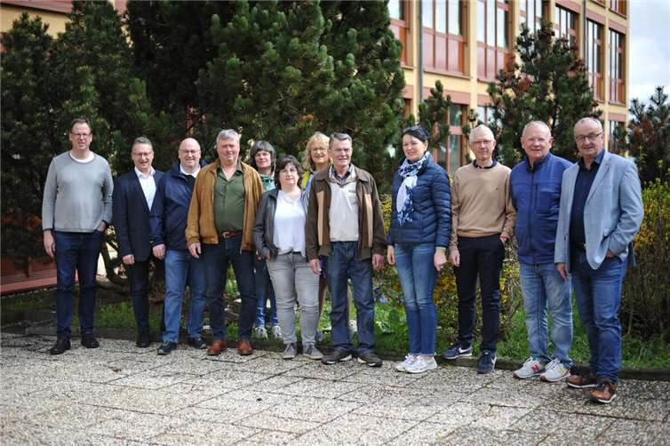 Die FWG Maifeld vor der Schule in Mertloch. Quelle: FWG Maifeld