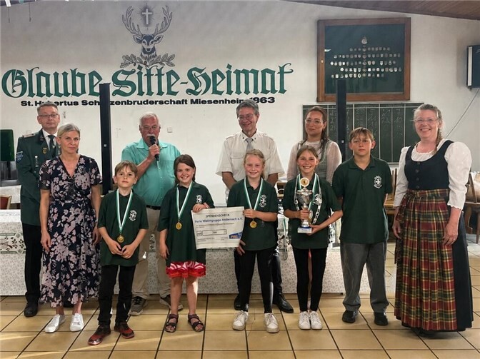 Die FWG Miesenheim unterstützt die Nachwuchsarbeit der Schützen mit einer Spende von 250 Euro.