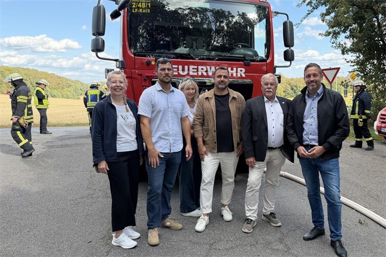Die FWG-Mitglieder Anja Langenbahn, Maximilian Janz, Bärbel Schäfgen, Timur Külahcioglu sowie der 1. Beigeordnete Winfried Günther und Oberbürgermeister Christian Greiner begleiteten die Übung vor Ort, um sich ein Bild vom Zusammenspiel der verschiedenen Einheiten zu machen.