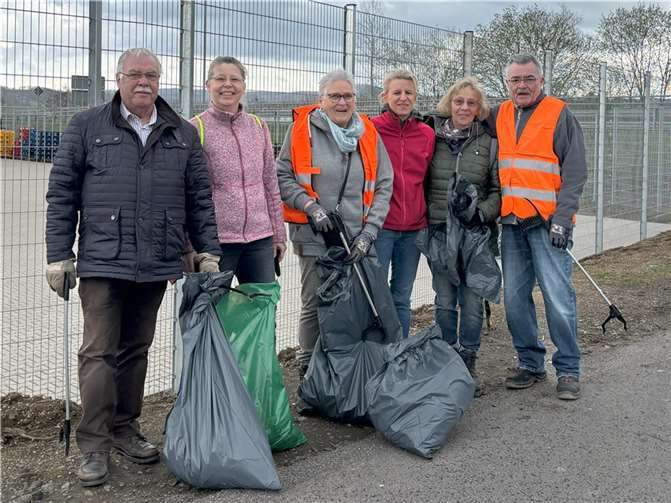 Die FWG-Mitglieder Winfried Günther, Anja Langenbahn, Eva Ackermann und Renate Ackermann gemeinsam mit ihren Nachbarn Renate und Will Schmidt beim Müllsammeln. Foto: Anke Wagner