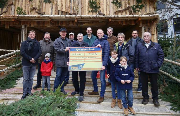 Die FWG Mitglieder honorierten das Engagement der Lebenden Krippe mit einer „Finanzspritze“.Foto: Harald Hoffmann / FWG