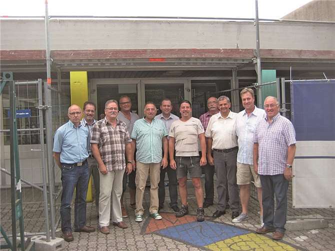 Die FWG Mitglieder informierten sich über den Baufortschritt der Sanierung an der Grundschule Burgbrohl.  Privat