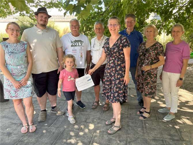 Die FWG-Mitglieder v.r.n.l Eva Ackermann, Renate Ackermann, Dirk Rabenhofer, Anja Langenbahn, Dr. Rainer Hart und Winfried Günther freuen sich, dass sie mit einer Spendenübergabe an Sophia Englberger die KiTa Kastor Kids vertreten durch Janos Englberger und Regina Hoffman unterstützen können. Foto: privat