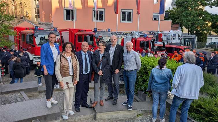 Die FWG Vallendar beim großen Zapfenstreich am Rathaus.  Foto: privat