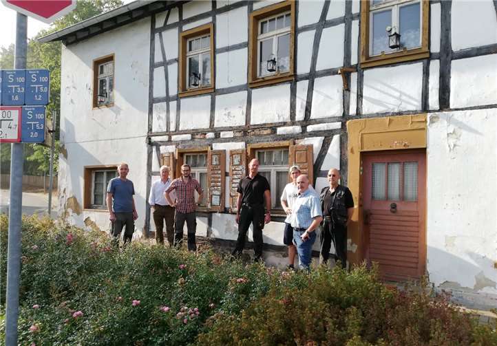 Die FWG machte sich vor Ort ein Bild von der Immobilie, die gegebenenfalls für die Jugendarbeit und die Kaiserhalle genutzt werden könnte. privat