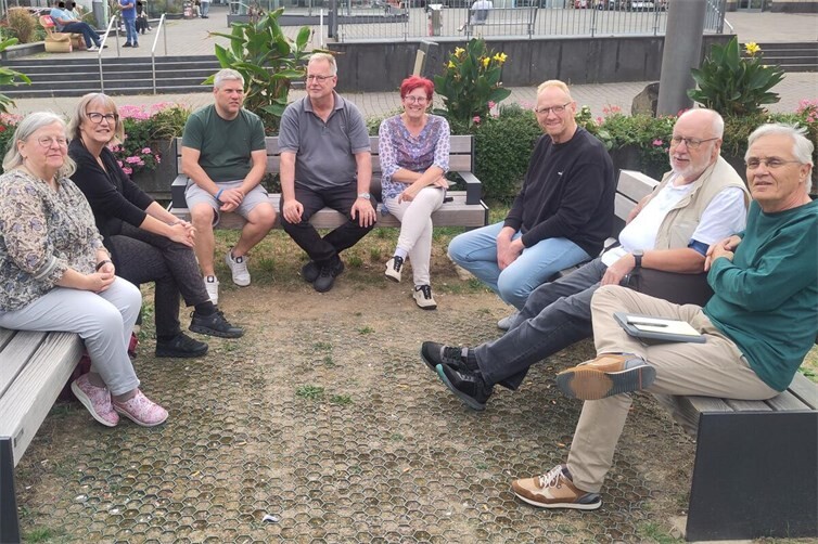 Die FWM vor dem Mayener Rathaus: Wer schaut eigentlich hin? Die Freien Wähler Mayen forderten eine konsequente Prüfung konkreter Vorgänge rund um den Jahresabschluss 2024. 