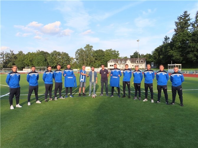 Die Fa. Neideck GmbH aus Ochtendung hat den SV Ochtendung ein weiteres Mal maßgeblich unterstützt. Sie stattete die Herrenmannschaft mit Sportanzügen aus. Geschäftsführer Fabian Steffens (Foto, Mitte) übergab die Ausstattung an die Aktiven. Vorsitzender Lothar Kalter (Mitte, links) und Vereinsgeschäftsführer Sebastian Neises (Mitte, rechts) bedankten sich ausdrücklich für die bereits langjährige Vereinsförderung.Foto: privat