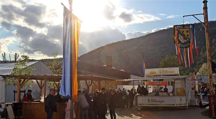 Die Fachbacher konnten bei schönem Wetter auf dem "neuen" Dorfplatz feiern.WW