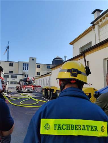 Die Fachberater des THW informierten die Einsatzleitung über die Möglichkeiten des THW und bewerteten die baufachliche Situation vor Ort.