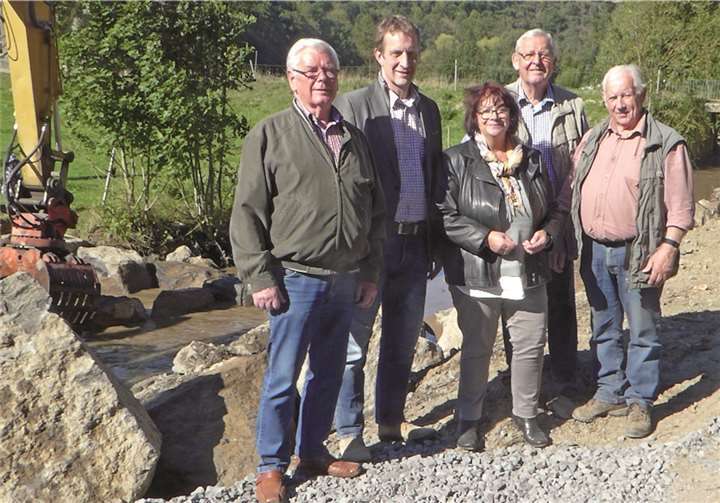 Die Fachgruppe, mit ausführendem Unternehmen, informierte sich vor Ort über den Bau der Fischtreppe Korbsmühle an der Nette. D.P.