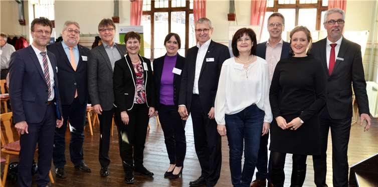 Die Fachkräfte-Allianz Mayen-Koblenz lud zum Fachkräfte-Forum nach Mertloch. Beteiligt an der Allianz sind die Wirtschaftsförderungsgesellschaft des Landkreises, die Agentur für Arbeit, der Deutsche Gewerkschaftsbund, HWK sowie IHK Koblenz, VEM-die Arbeitgeber, Jobcenter sowie die Kreishandwerkerschaft Mittelrhein. Fotos: Kreisverwaltung Mayen-Koblenz