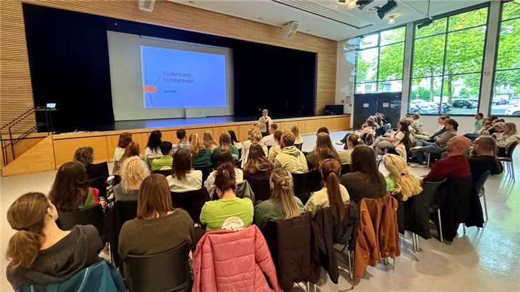 Die Fachkräfte der städtischen Kitas kamen in der Stadthalle zusammen, um Impulse und Informationen zu erhalten. Foto: Stadt Bendorf
