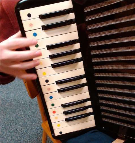 Die Fachlehrerin Anneke Bouwman berät am Mittwoch, 25.September, in der Grundschule in Miesenheim. Foto: KMS