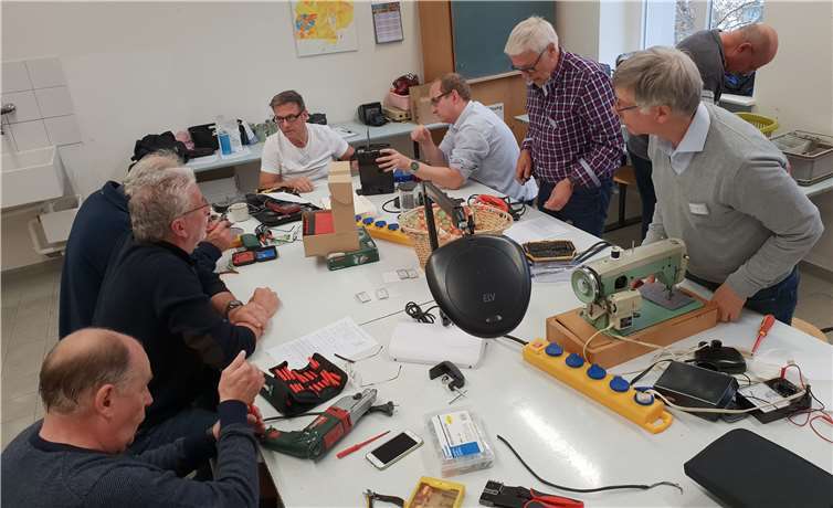 Die Fachleute bei der Instandsetzung unterschiedlicher Geräte.