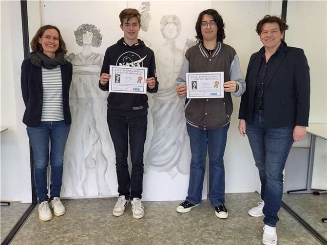Die Fachschaftsvorsitzende Latein Dr. Susanne Gippert und die Schulleiterin Nina Pfeil gratulieren Julius Krupp und Christopher Giffels (von links) zu ihrem Erfolg.  Foto: privat